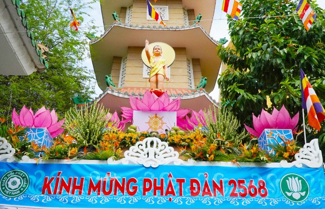 Lễ đài Phật đản tại chùa Phật học Xá Lợi do Gia đình Phật tử Xá Lợi thiết trí