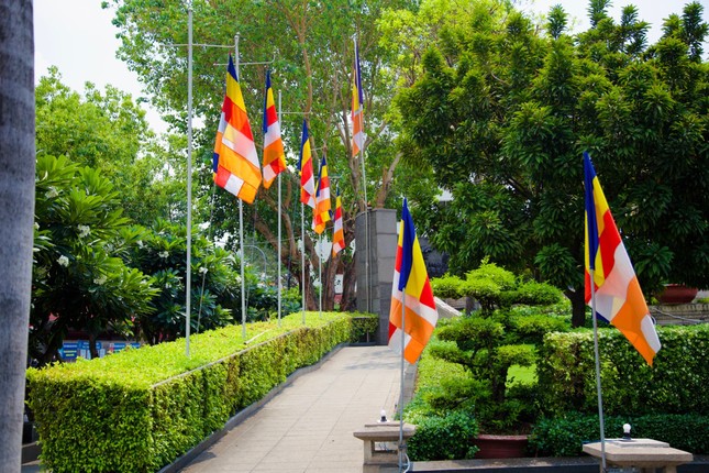 Cờ Phật giáo được thiết trí trong Công viên tượng đài Bồ-tát Thích Quảng Đức