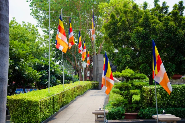 Cờ Phật giáo được thiết trí trong Công viên tượng đài Bồ-tát Thích Quảng Đức