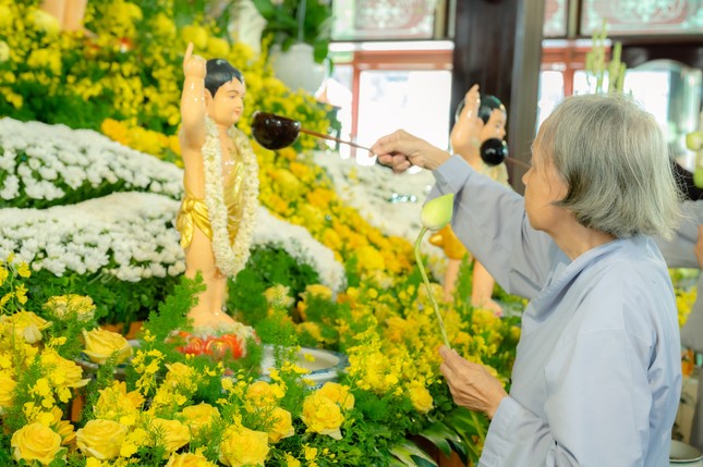 Phật tử thực hiện nghi thức Tắm Phật tại chùa Bửu Đà