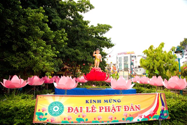 Lễ đài Phật đản tại góc đường Lê Văn Sỹ và Trường Sa