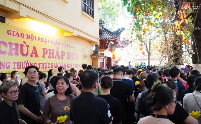 Hơn 16 giờ chiều, Phật tử đã về chùa không còn chỗ trống