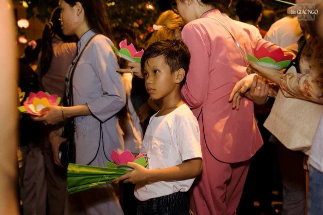 Một em nhỏ tham dự lễ hoa đăng