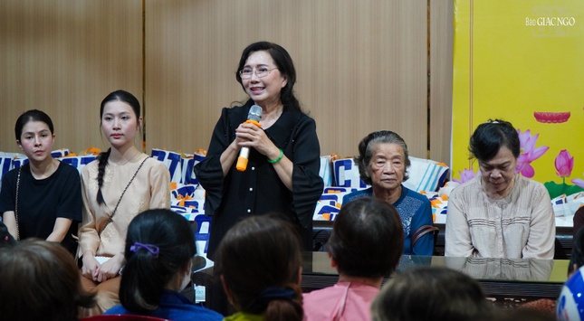 Bà Nguyễn Thị Tranh, Trưởng nhóm Chia sẻ - Sharing phát biểu Bà Nguyễn Thị Tranh, Trưởng nhóm Chia sẻ - Sharing phát biểu