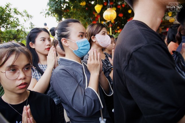 Phật tử đứng từ xa dự lễ