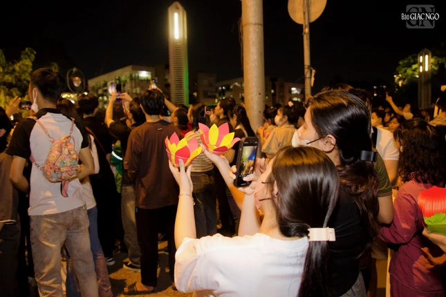 Hơn 18 giờ dòng người đông đúc kéo về chùa