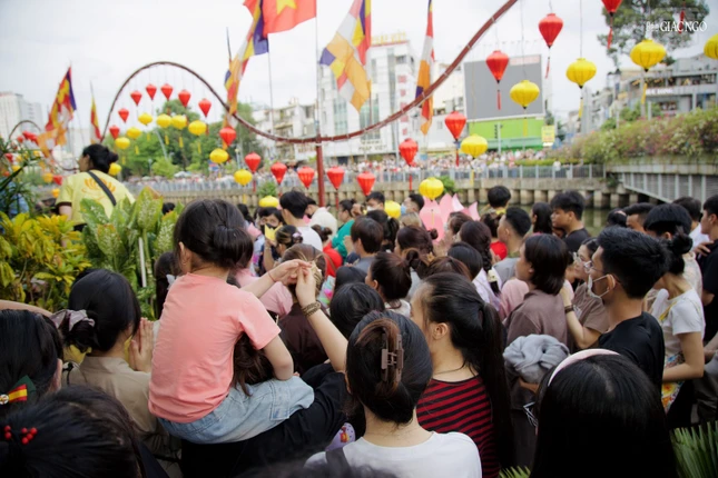 Sân chùa Pháp Hoa