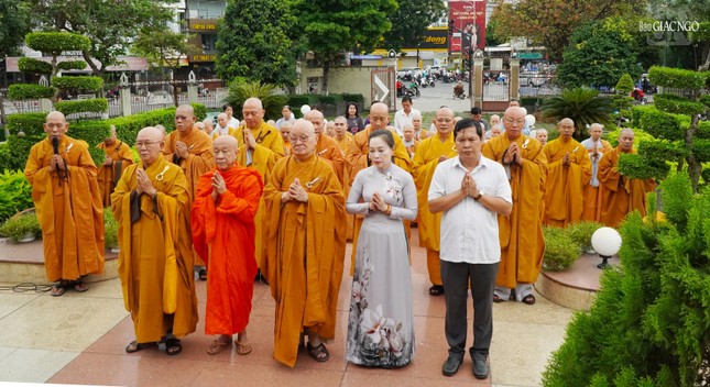 Chư tôn đức giáo phẩm Phật giáo quận Gò Vấp và đại diện chính quyền tưởng niệm