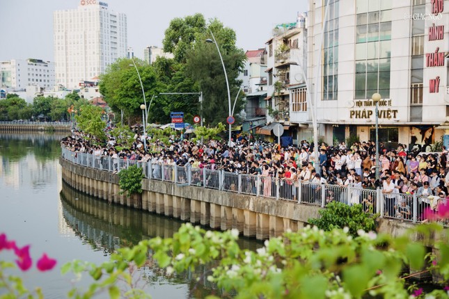 Dòng người dự lễ kín cả đường Hoàng Sa