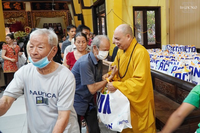 Thượng tọa Thích Thanh Phong, trụ trì chùa Vĩnh Nghiêm trực tiếp trao quà và thăm hỏi đến người dân Thượng tọa Thích Thanh Phong, trụ trì chùa Vĩnh Nghiêm trực tiếp trao quà và thăm hỏi đến người dân