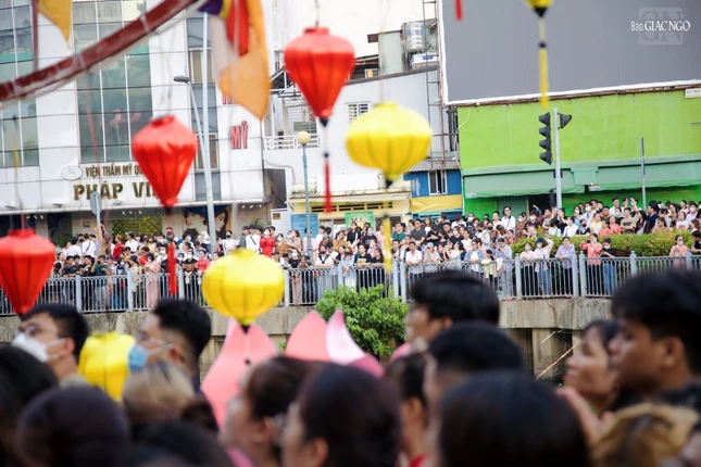 Từ đường Hoàng Sa Phật tử hướng về chùa Pháp Hoa dự lễ