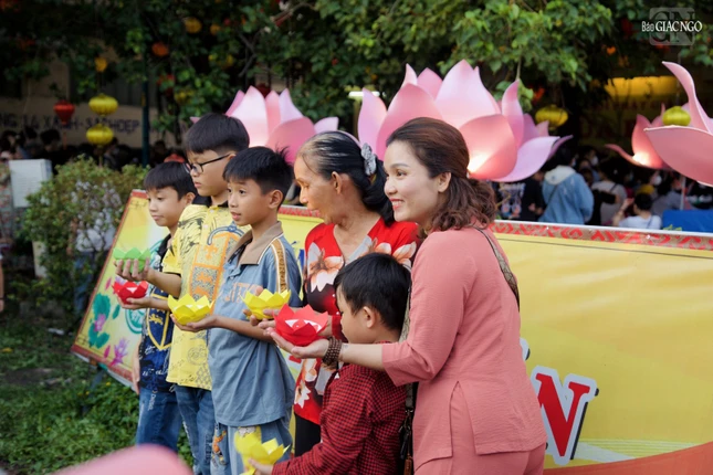 Cả nhà cùng lưu niệm với hoa đăng tại chùa Pháp Hoa