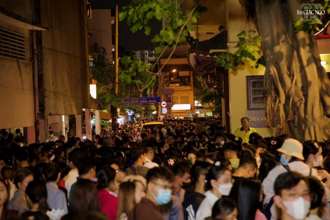 Người dự lễ đông kín cả đường Trường Sa