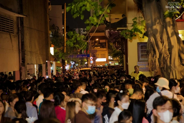 Người dự lễ đông kín cả đường Trường Sa