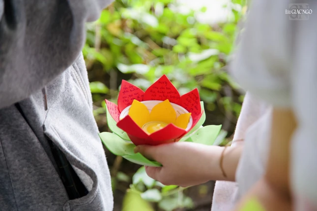 Những điều ước nguyện được ghi trên các hoa đăng