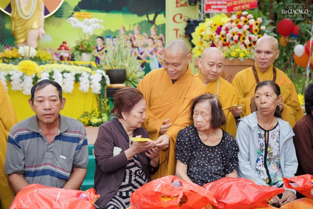 Dịp này, Đại lễ Phật đản Phật lịch 2568, Ban Trị sự GHPGVN Q.12 trao tặng 200 phần quà đến người dân tại địa phương