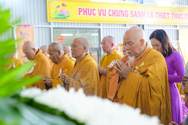 Chư tôn giáo phẩm niêm hương