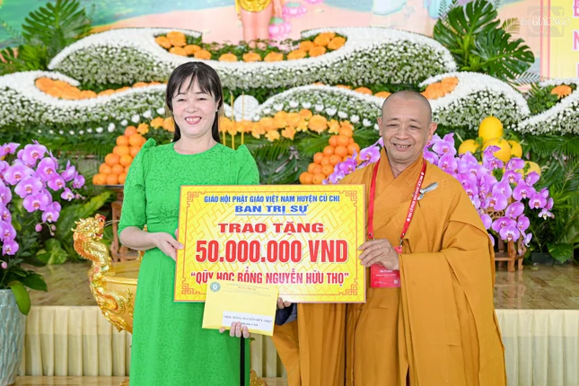 Thượng tọa Thích An Thường trao ủng hộ đến Quỹ học bổng Nguyễn Hữu Thọ của H.Củ Chi