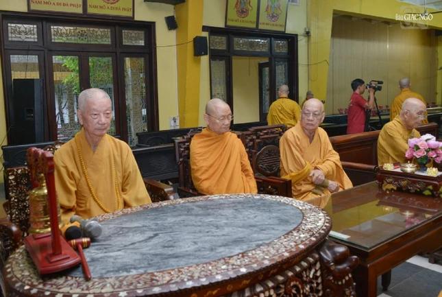 Đức Pháp Chủ GHPGVN, cùng chư tôn đức giáo phẩm chứng minh