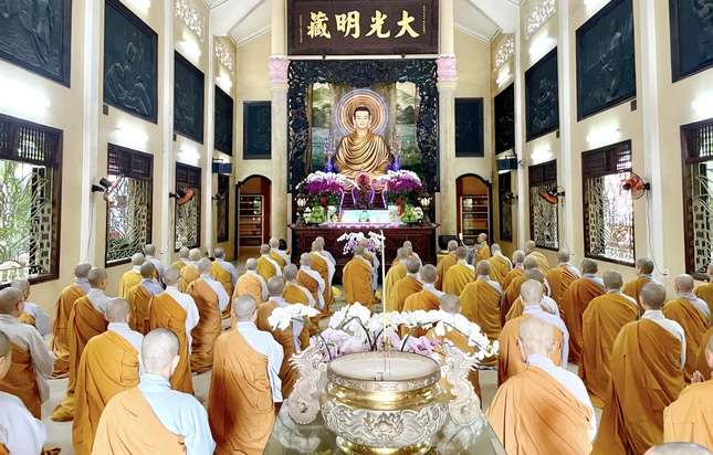 Chư tôn đức niêm hương bạch Phật