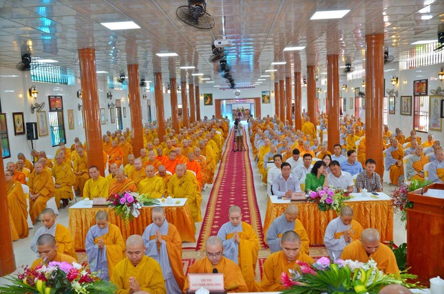 Đại diện chư Tăng Ni an cư dâng lời phát nguyện