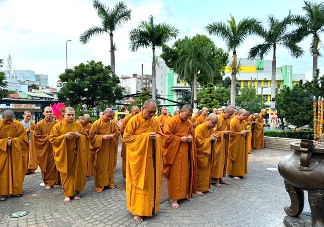 Thành kính dâng hương tưởng niệm