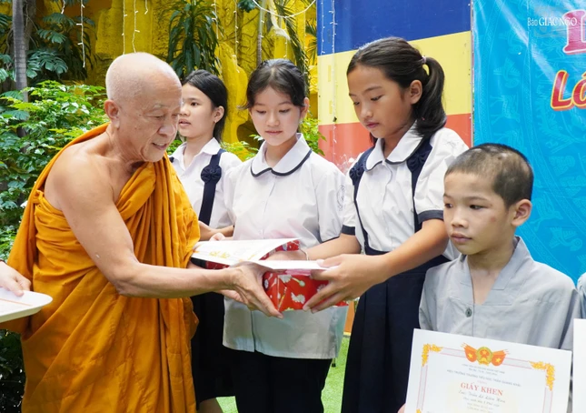 Hòa thượng Thích Thiện Chiếu trao phần thưởng, Giấy khen đến các em học sinh lớp 1