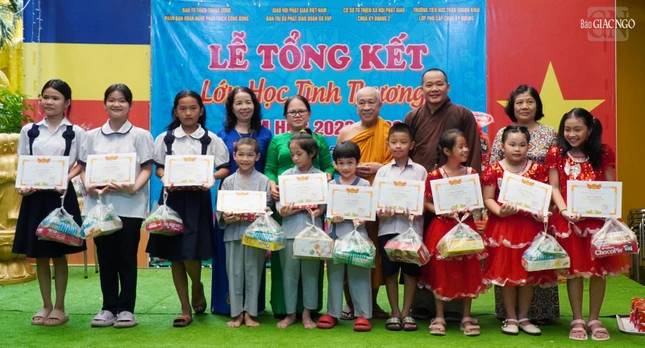 Trao Giấy khen, quà đến các em học sinh lớp 1