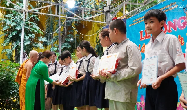 Trao giấy chứng nhận hoàn thành chương trình tiểu học đến các em lớp 5