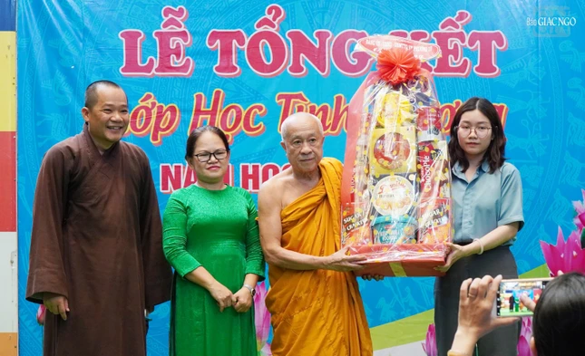 Quà chúc mừng của Đảng ủy, UBND, UBMTTQVN, P.17, Q.Gò Vấp