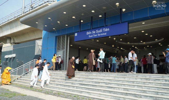 Đoàn khởi hành từ Ga bến xe Suối Tiên