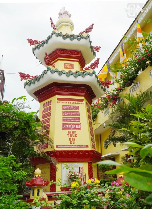 Bảo tháp Bát Nhã tưởng niệm Trưởng lão Hòa thượng Thích Minh Trực trong khuôn viên chùa Phật Bửu