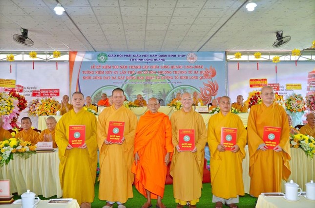 Hòa thượng Đào Như trao quyết định nhân sự Ban Quản trị tổ đình Long Quang đến Thượng tọa Thích Bình Tâm, Trưởng ban Quản trị, cùng các thành viên Ban Quản trị
