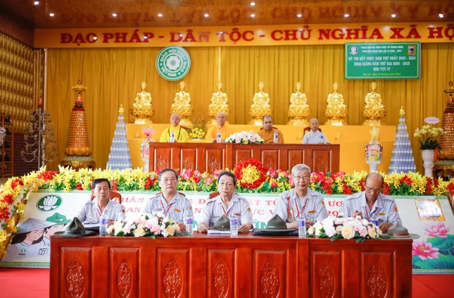 Chư tôn đức chứng minh và huynh trưởng Phân ban Gia đình Phật tử T.Ư, Ban Điều hành khu vực 4 tham dự lễ khai mạc kỳ thi