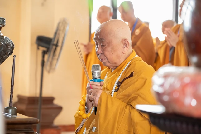 Niêm hương, đảnh lễ Tam Bảo