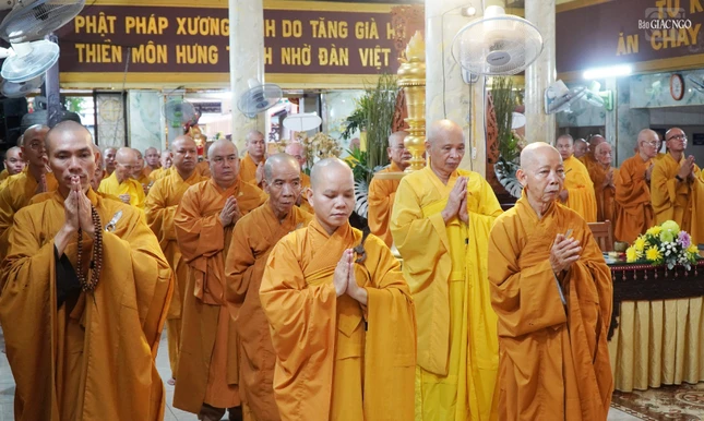 Chí thành đảnh lễ Tam bảo