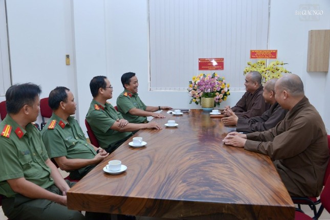 Đại tá Bùi Công Tú, Trưởng phòng An ninh nội địa - Công an TP.HCM thăm chúc mừng ngày Báo chí Cách mạng Việt Nam đến lãnh đạo Báo Giác Ngộ