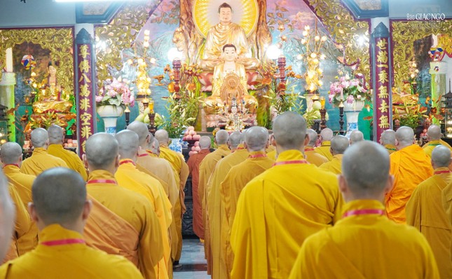 Trang nghiêm lễ Bố-tát tại chánh điện chùa Huỳnh Kim vào sáng nay, 16-5 ÂL (21-6-2024)