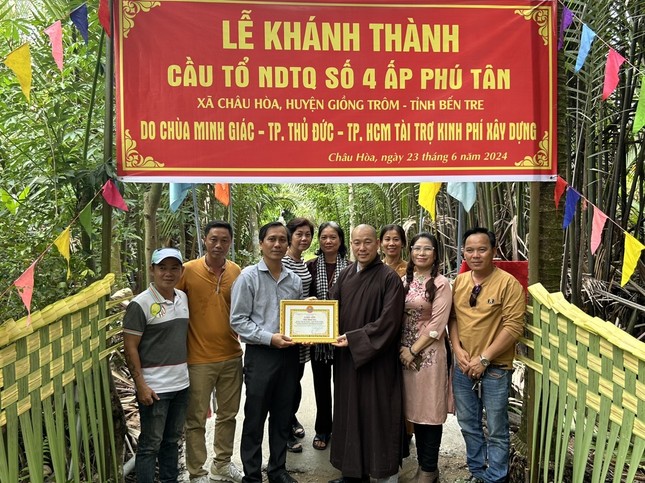 Đại diện chình quyền trao thư cảm ơn đến Đại đức Thích Đồng Quảng