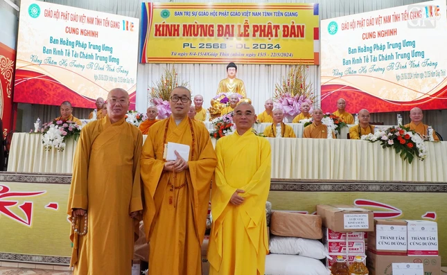 Trao cúng dường đến các trường hạ tại tỉnh Tiền Giang