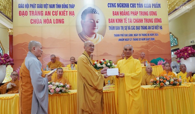 Hòa thượng Thích Chơn Minh, Trưởng ban Trị sự GHPGVN tỉnh Đồng Tháp đón nhận cúng dường