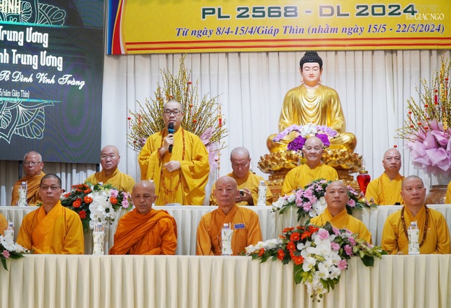 Thượng tọa Thích Quảng Lộc, Trưởng ban Trị sự GHPGVN tỉnh Tiền Giang phát biểu chào mừng