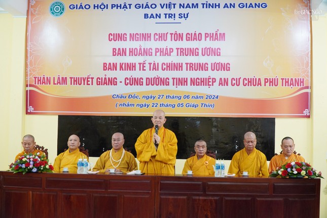 Hòa thượng Thích Minh Thiện phát biểu và chia sẻ thời pháp ngắn đến Tăng Ni an cư tỉnh An Giang
