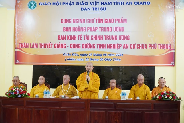Hòa thượng Thích Minh Thiện phát biểu và chia sẻ thời pháp ngắn đến Tăng Ni an cư tỉnh An Giang