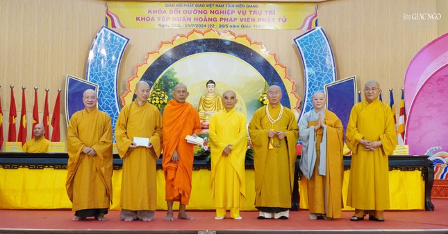 Chư tôn đức trao cúng dường đến Tăng Ni an cư tại Kiên Giang