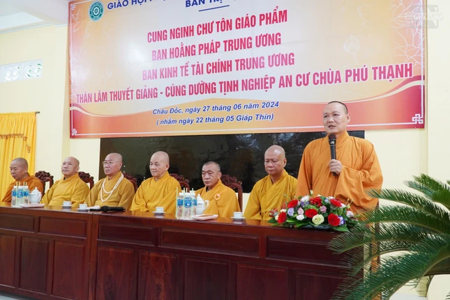 Thượng tọa Thích Viên Quang, Phó ban kiêm Chánh Thư ký Ban Trị sự GHPGVN tỉnh An Giang phát biểu chào đón đoàn