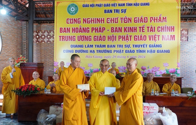 Thượng tọa Thích Phước Thành đón nhận cúng dường trường hạ từ Thượng tọa Thích Tuệ Hải và Đại đức Thích Minh Thật, Chánh Thư ký Ban Kinh tế - Tài chính T.Ư