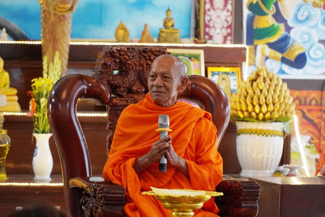 Hòa thượng Đào Như hoan hỷ tiếp đoàn