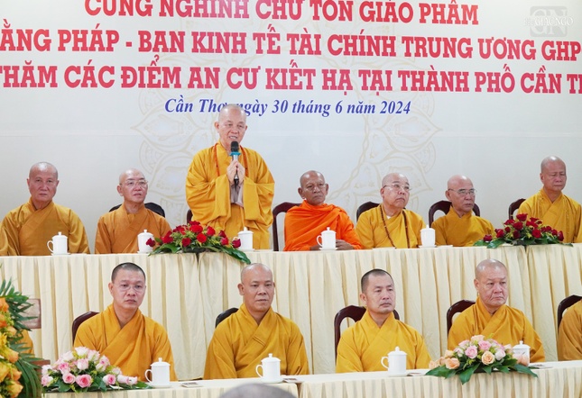 Hòa thượng Thích Minh Thiện phát biểu tại buổi thăm Trúc Lâm Phương Nam