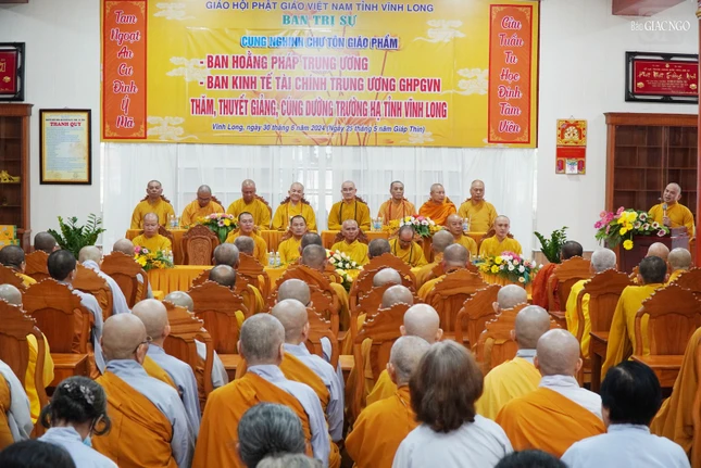 Đoàn thăm, cúng dường trường hạ tại tỉnh Vĩnh Long